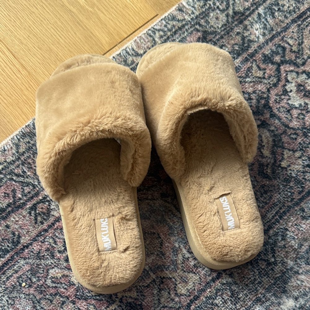 Muk Luks Beige Wave Sole Slippers Platform Size Medium (7-8)
